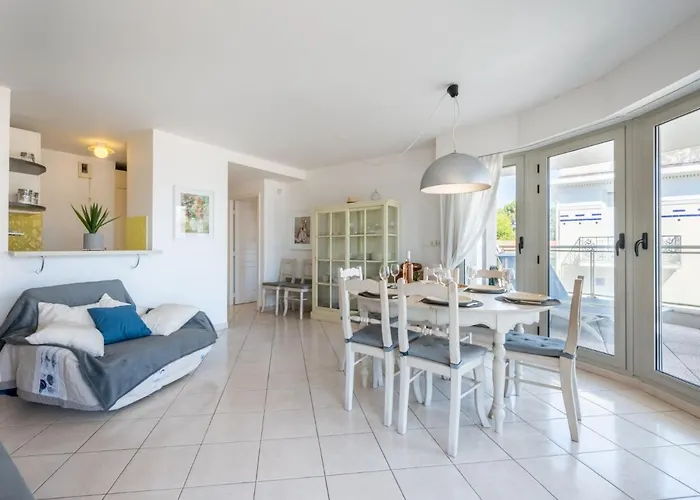Apartamento Les Allees Du Cap-2 By Interhome