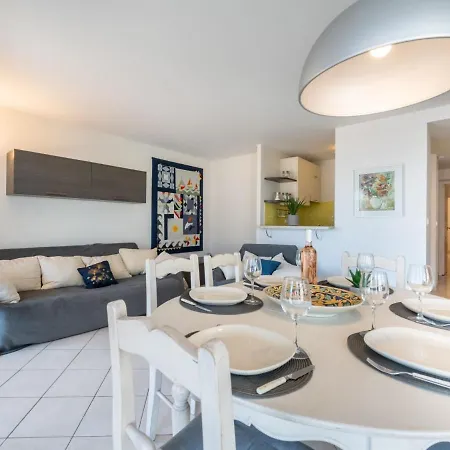 公寓 Les Allees Du Cap-2 By Interhome *